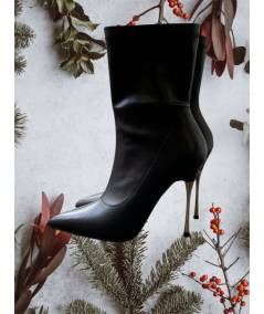 L'eleganza A.I.. Linea VENTURI  ADERENTE nera spillo  suola classica